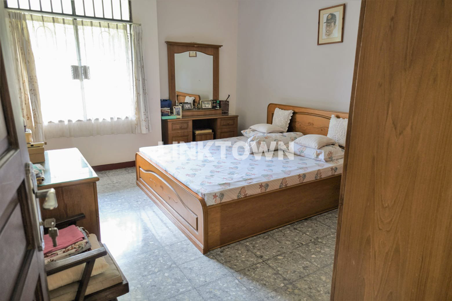 Dijual Rumah 2 Lantai Full Furnish di Dukuh Kupang Surabaya