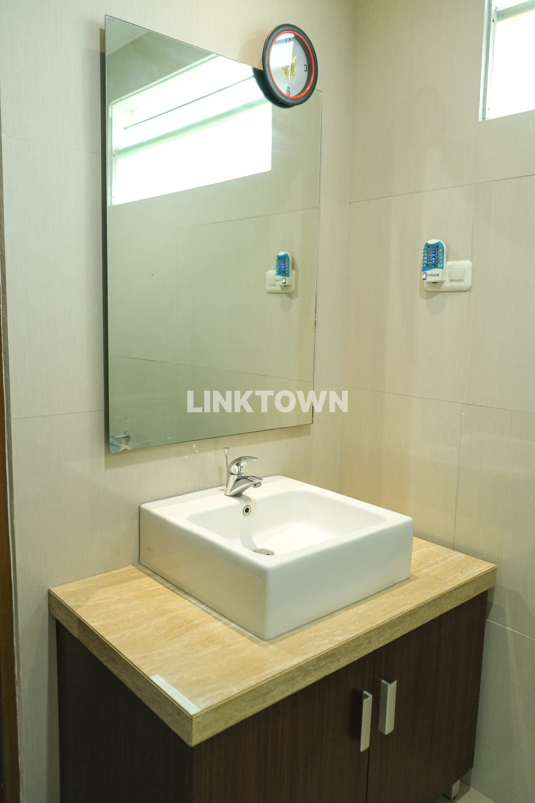 Dijual Rumah 2 Lantai Full Furnish di Dukuh Kupang Surabaya