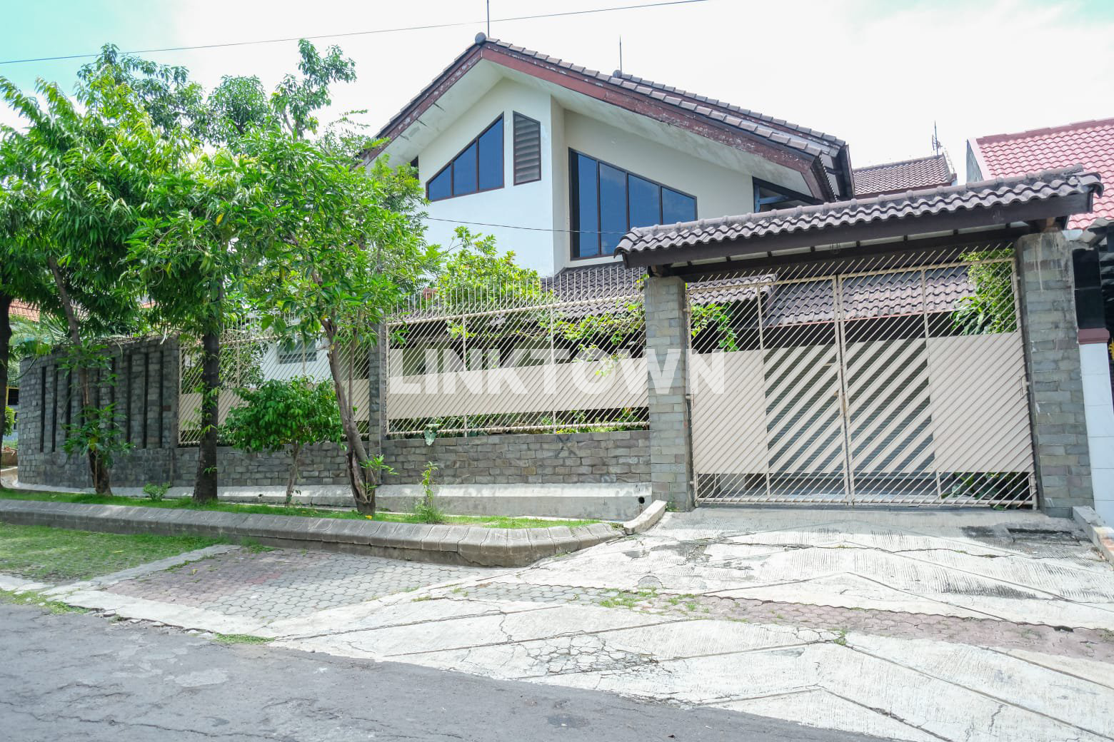 Dijual Rumah 2 Lantai Full Furnish di Dukuh Kupang Surabaya