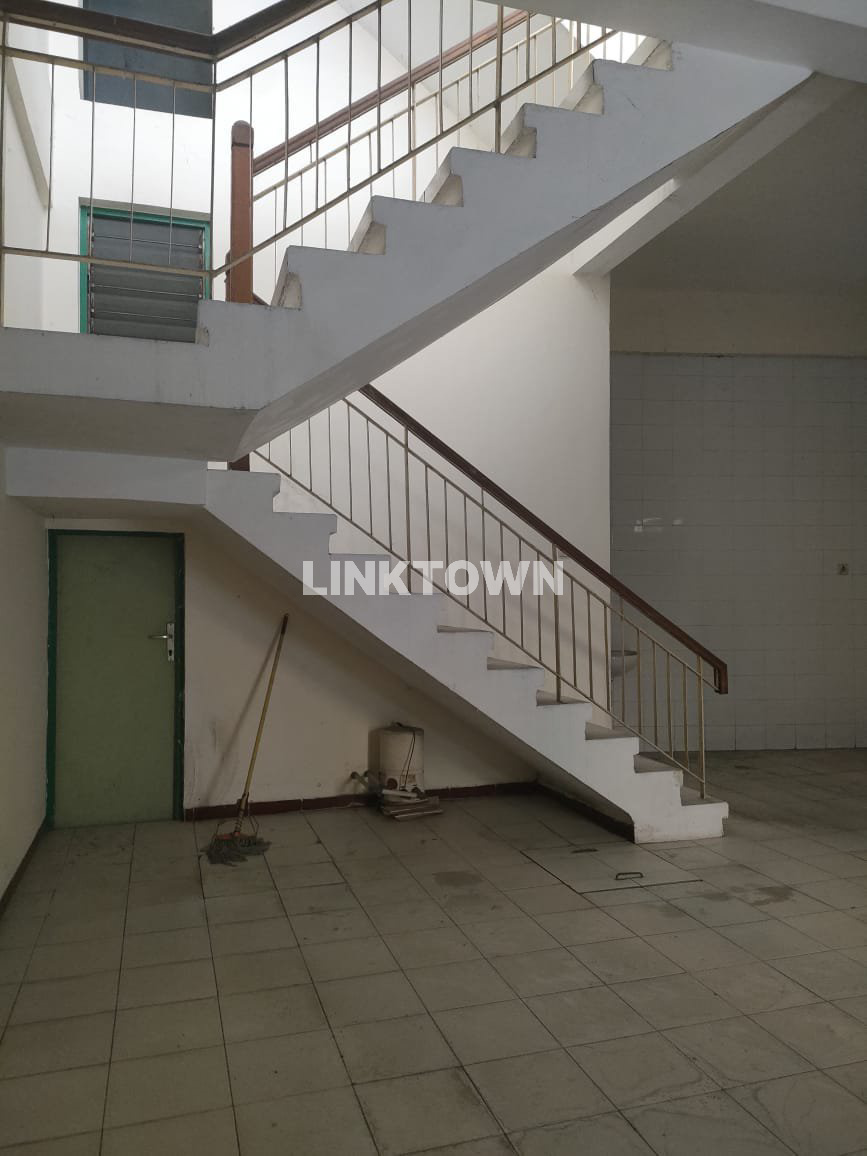 Disewakan Ruko 4.5 Lantai Lokasi Strategis di Mayjend Sungkono