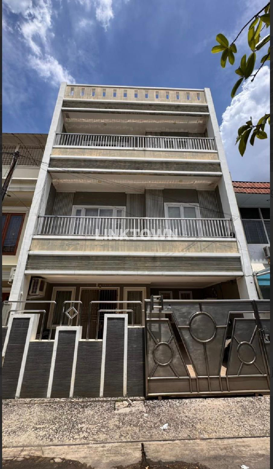 Rumah Esklusif 4 Lantai Semi Furnish di Penjaringan Jakarta Utara