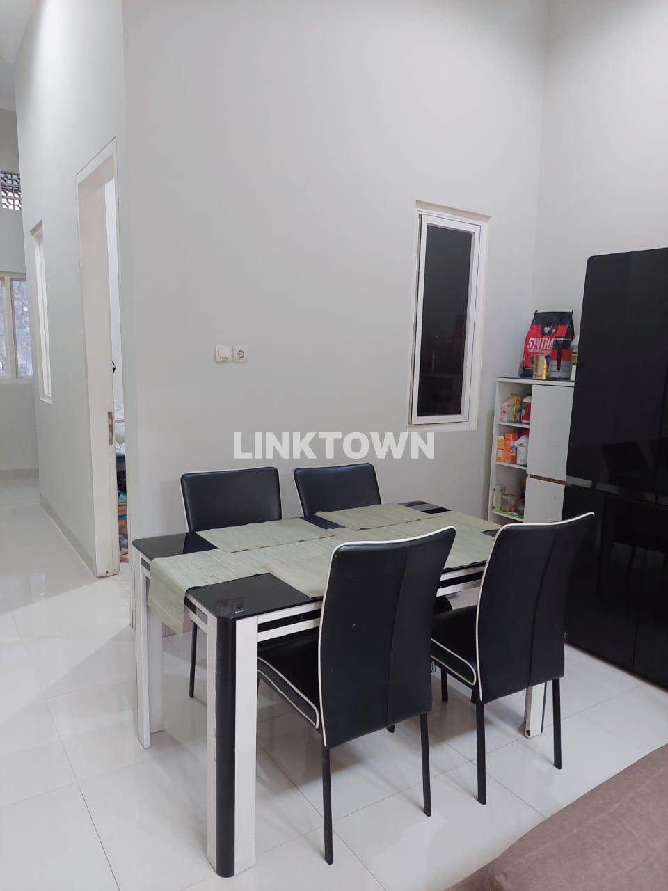 Rumah 2 Lantai Furnished Lokasi Strategis di Karah Tama Surabaya