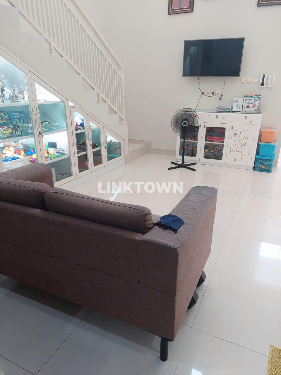 Rumah 2 Lantai Furnished Lokasi Strategis di Karah Tama Surabaya