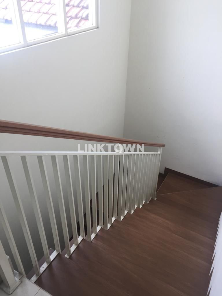 Bisa Nego Rumah Cantik 2 Lantai di Kendangsari Surabaya
