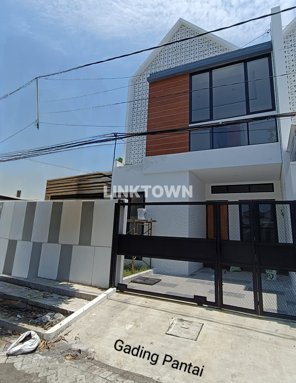 Dijual Rumah Cantik dan Baru di Perumahan Gading Pantai Surabaya