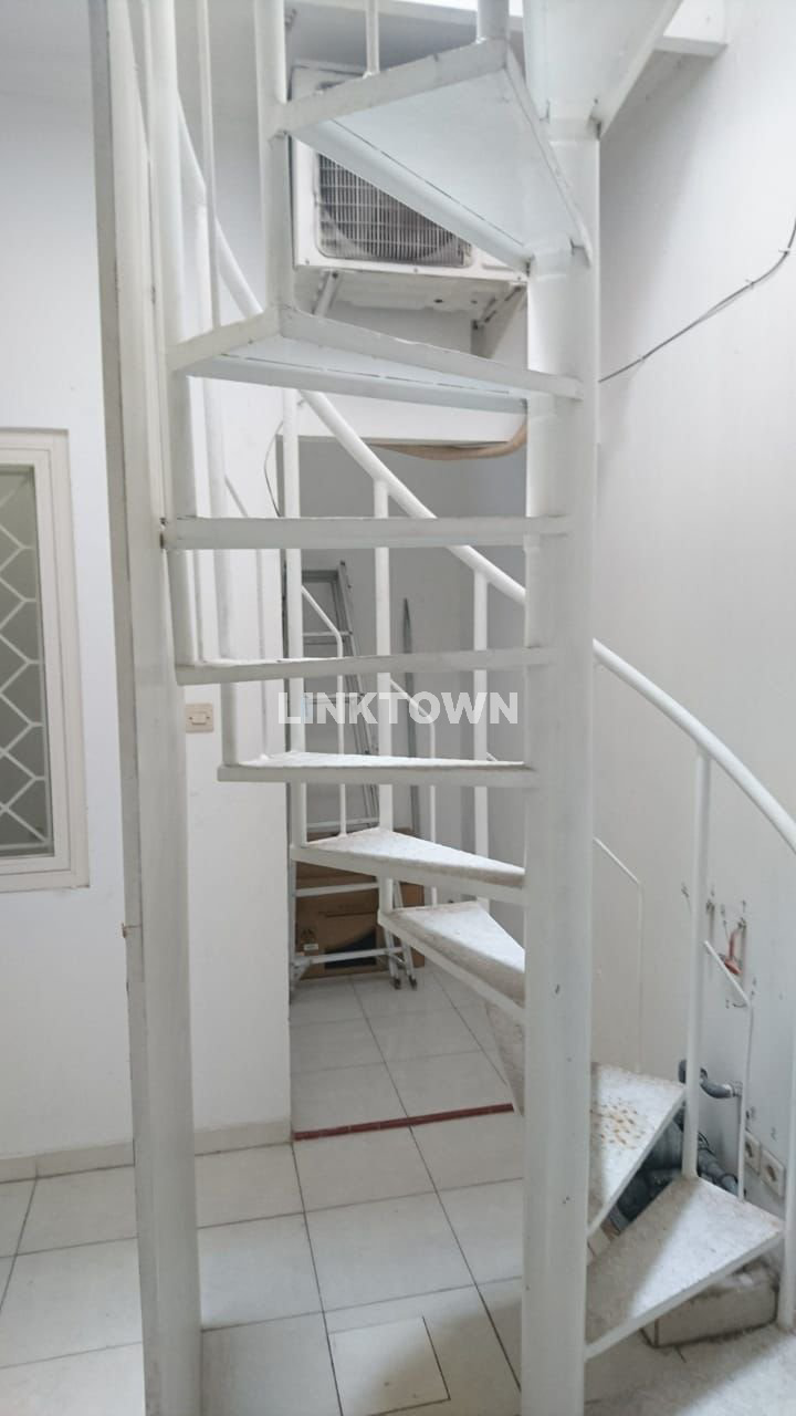 Rumah 1,5 Lantai dengan Lokasi Strategis di Raya Legian Purimas Surabaya