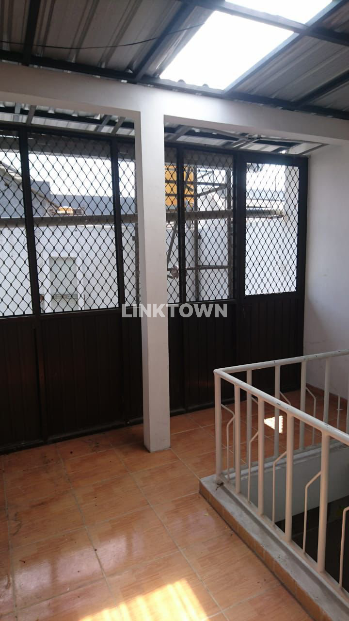 Rumah 1,5 Lantai dengan Lokasi Strategis di Raya Legian Purimas Surabaya