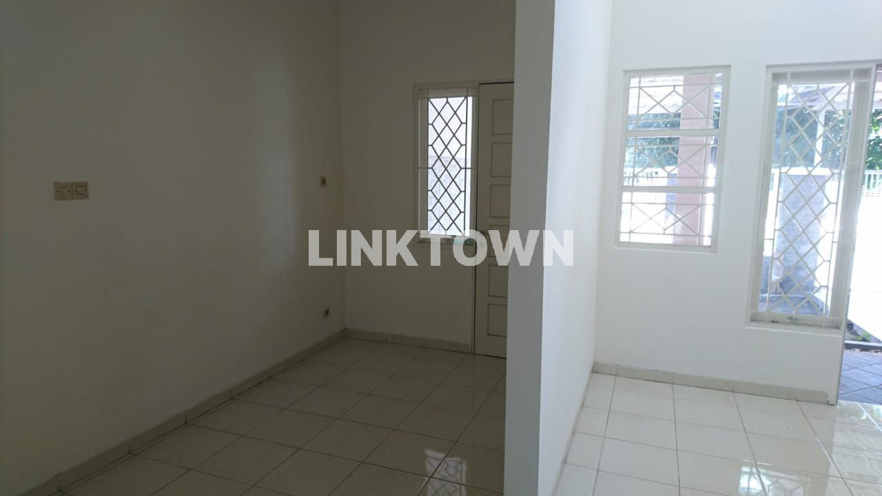 Rumah 1,5 Lantai dengan Lokasi Strategis di Raya Legian Purimas Surabaya