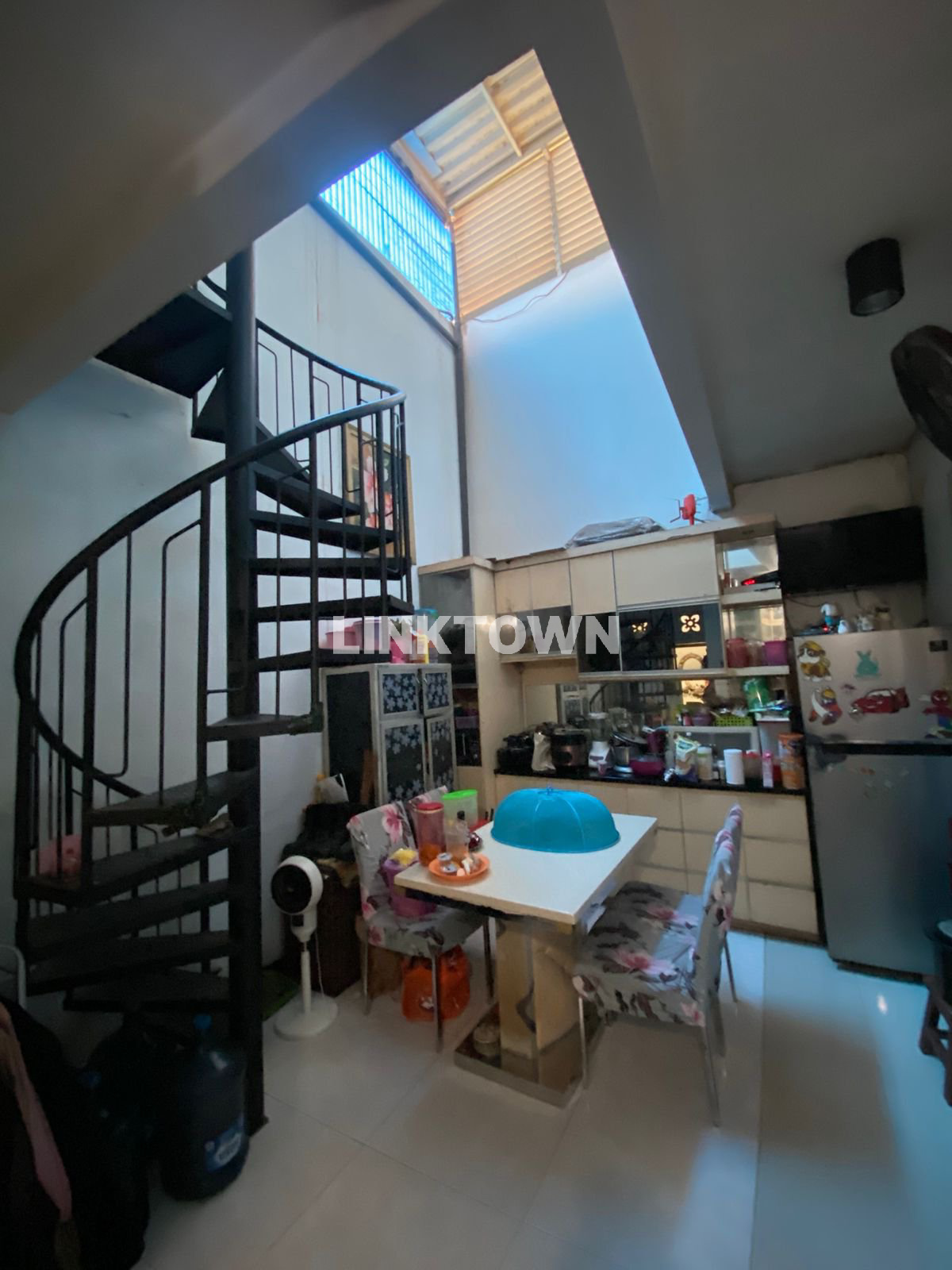 Rumah 2 Lantai Lokasi Sangat Strategis di Jalan Aries Surabaya