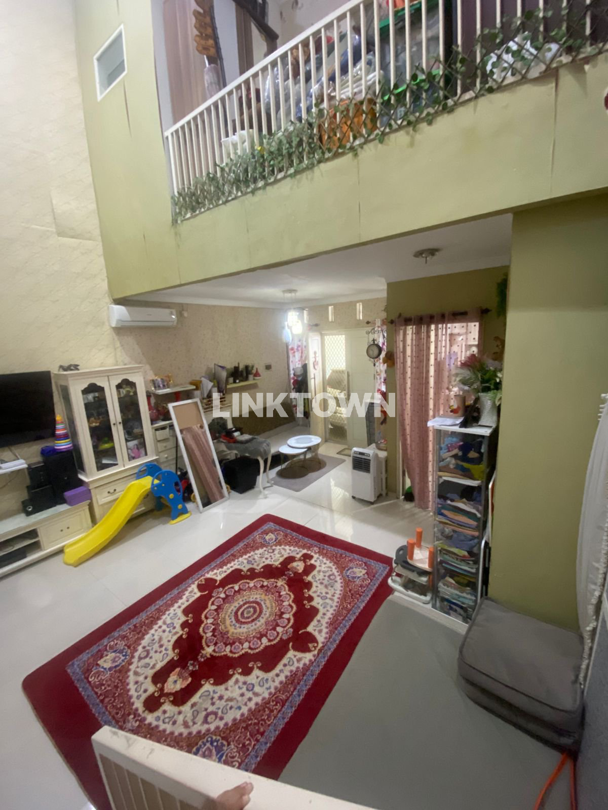 Rumah 2 Lantai Lokasi Sangat Strategis di Jalan Aries Surabaya