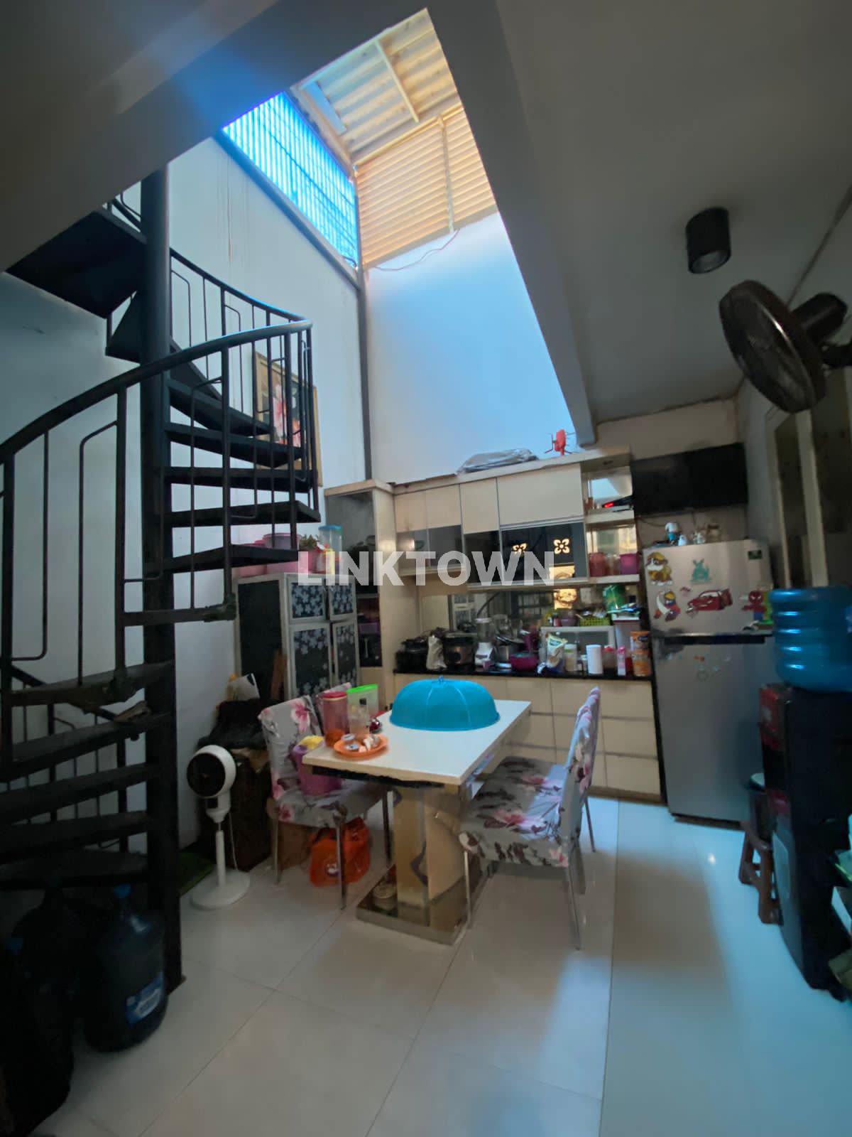 Rumah 2 Lantai Lokasi Sangat Strategis di Jalan Aries Surabaya