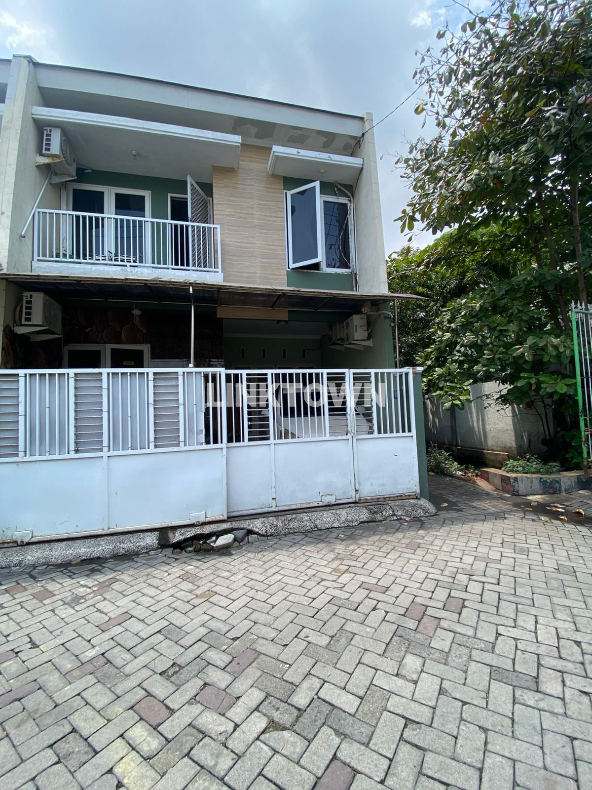 Rumah 2 Lantai Lokasi Sangat Strategis di Jalan Aries Surabaya