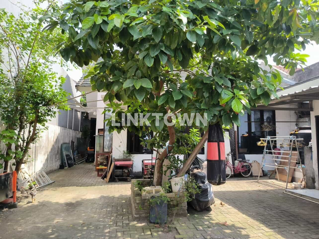 Rumah dengan Lokasi Strategis dan Tanah Luas Harga Nego di Kebonsari Surabaya