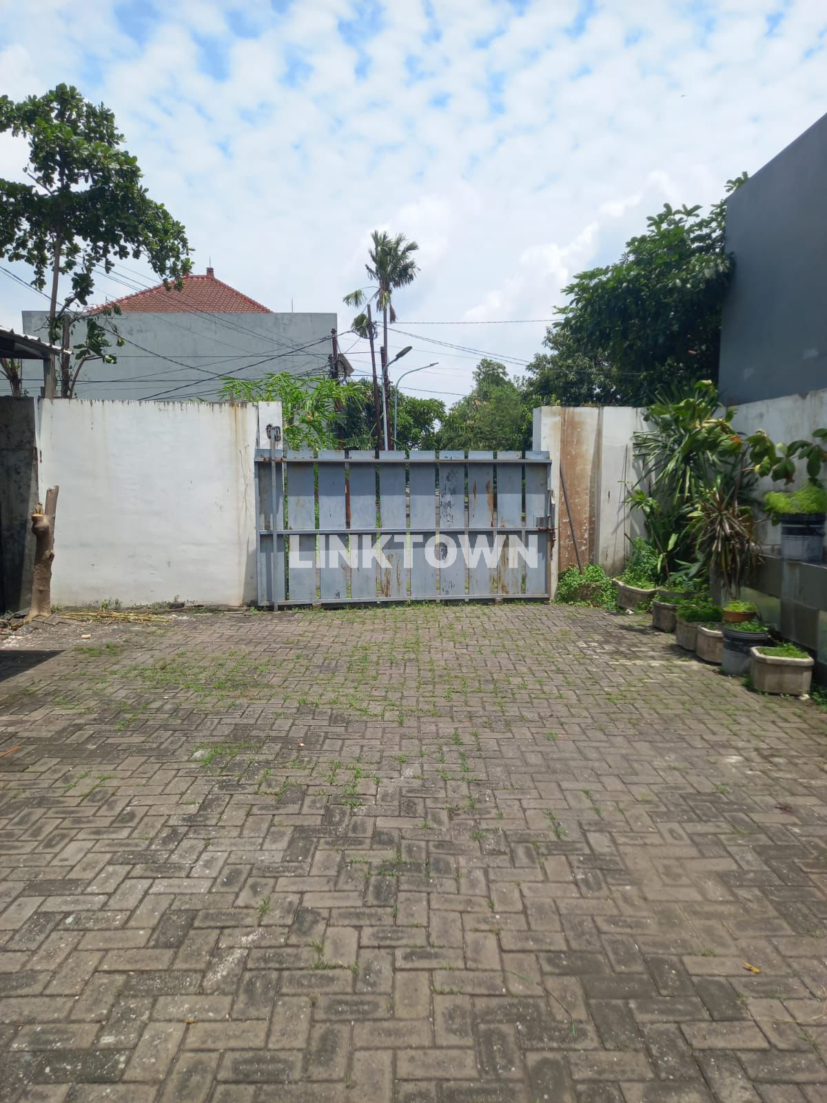 Rumah dengan Lokasi Strategis dan Tanah Luas Harga Nego di Kebonsari Surabaya