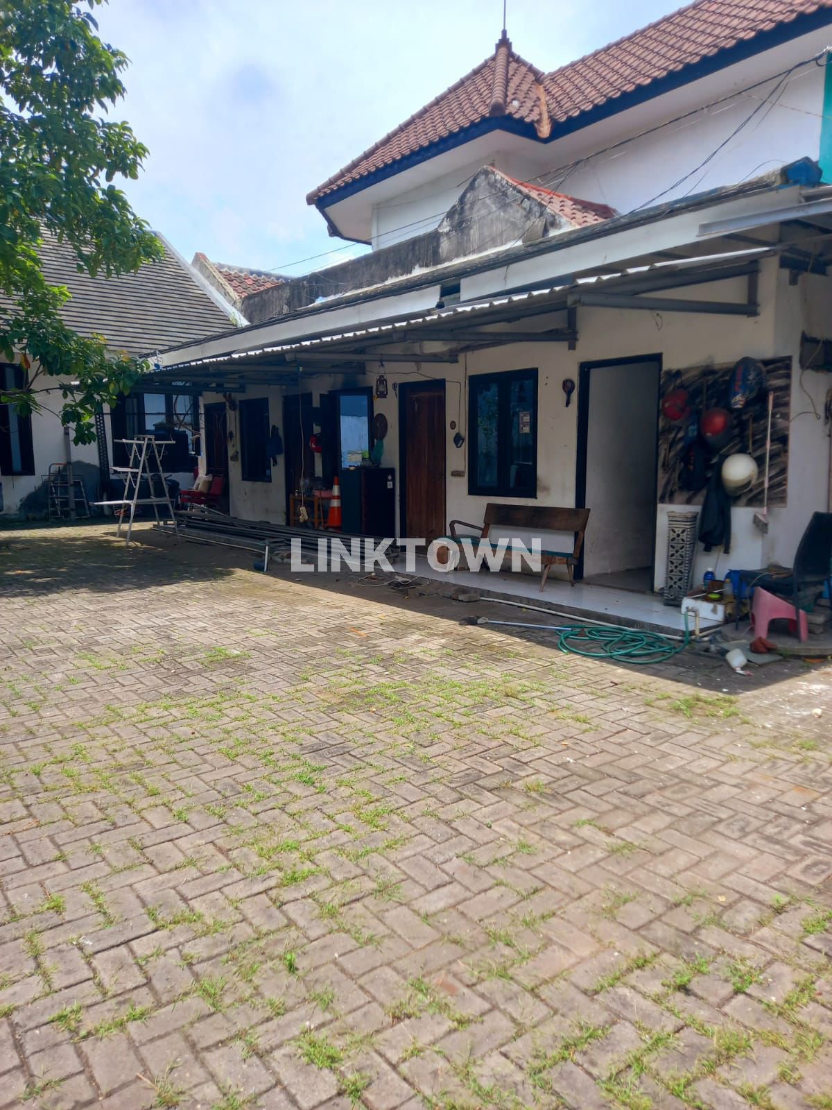 Rumah dengan Lokasi Strategis dan Tanah Luas Harga Nego di Kebonsari Surabaya