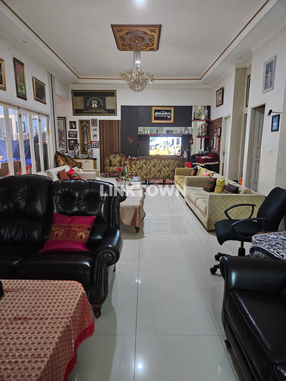 Jual Cepat Rumah Esklusif Semi Furnish Luas 490m² di Komplek Pertamina Jatiwaringin Pondok Gede