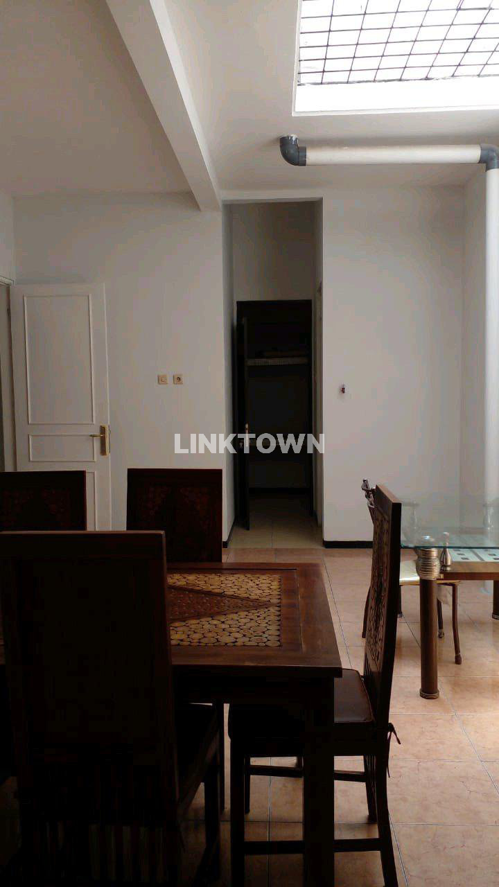 Rumah Semifurnished Lokasi Strategis di Palm Spring Regency Surabaya Dekat Akses Tol Gunung Sari