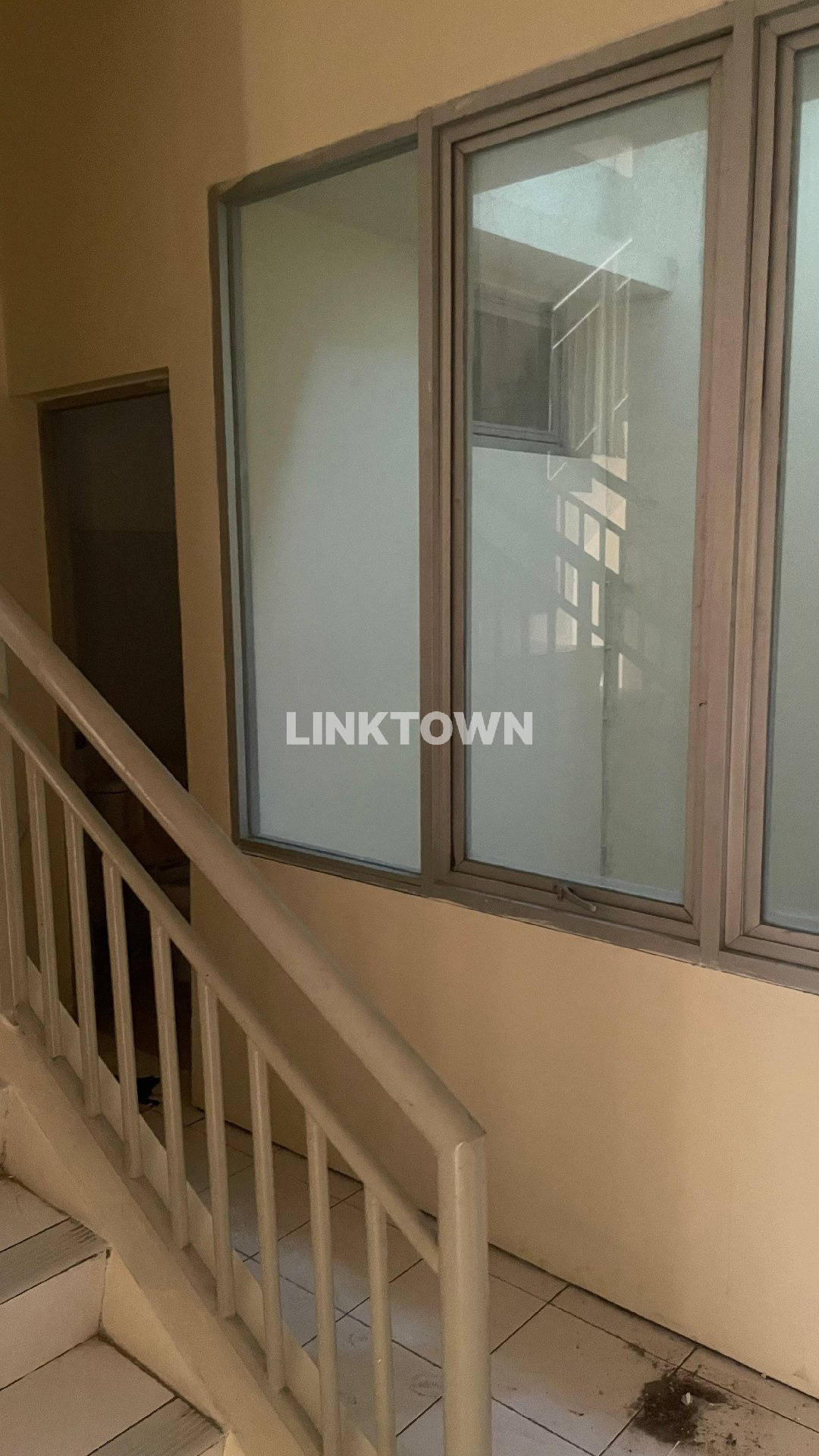 Disewakan Ruko 3 Lantai Cocok untuk Tempat Usaha di Ruko Manyar Garden Surabaya