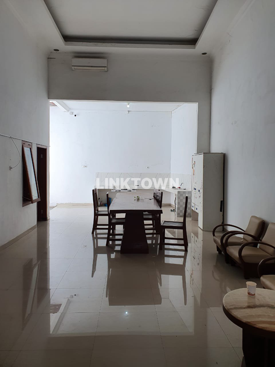 Nego Rumah Tengah Kota Surabaya Cocok untuk Kantor di Jalan Lusi