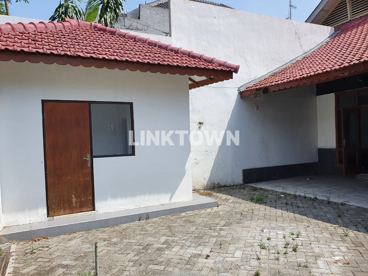 Nego Rumah Tengah Kota Surabaya Cocok untuk Kantor di Jalan Lusi