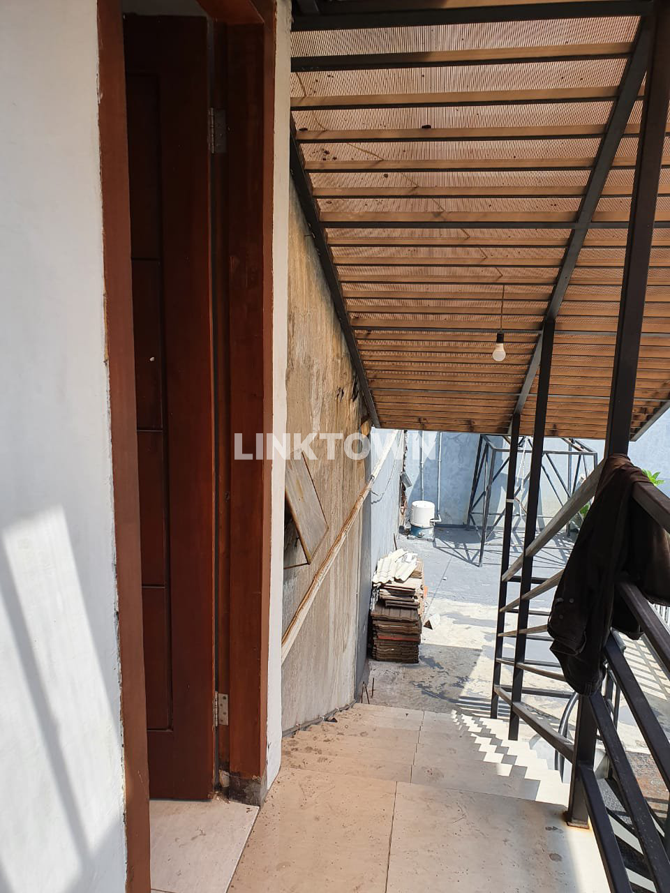 Nego Rumah Tengah Kota Surabaya Cocok untuk Kantor di Jalan Lusi