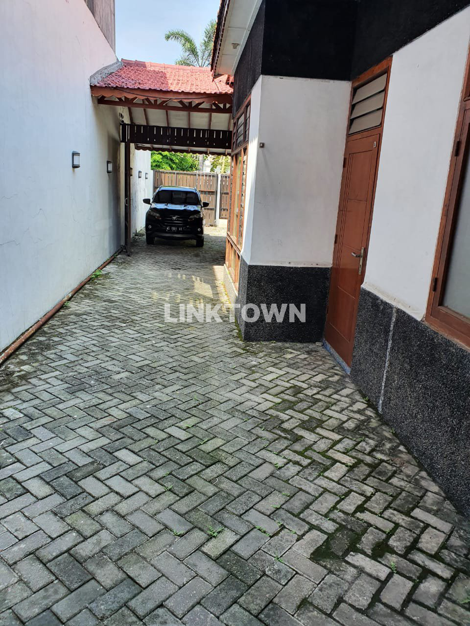 Nego Rumah Tengah Kota Surabaya Cocok untuk Kantor di Jalan Lusi