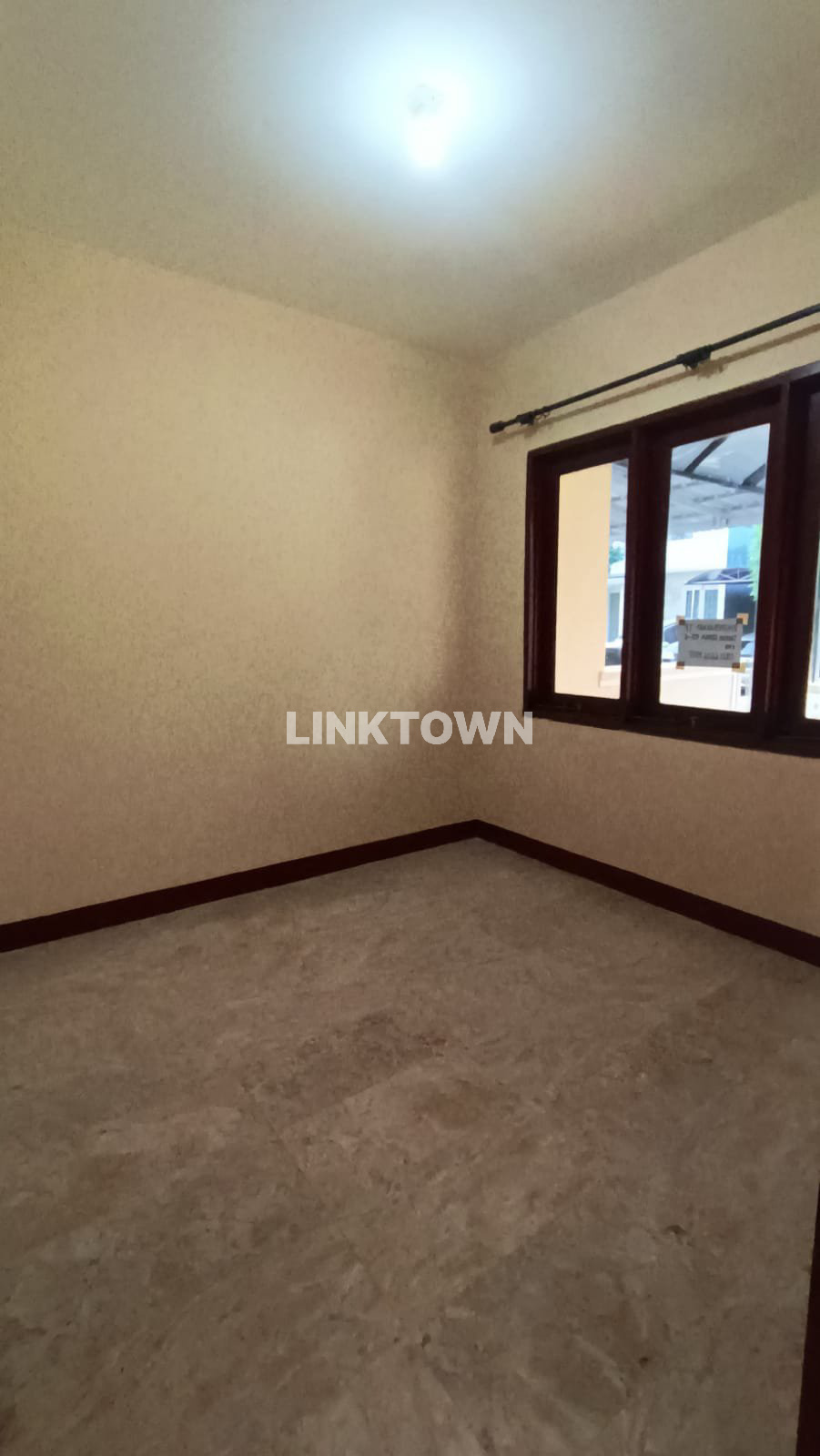 Disewakan Rumah Unfurnished di Taman Gaputra Surabaya Dekat Gwalk