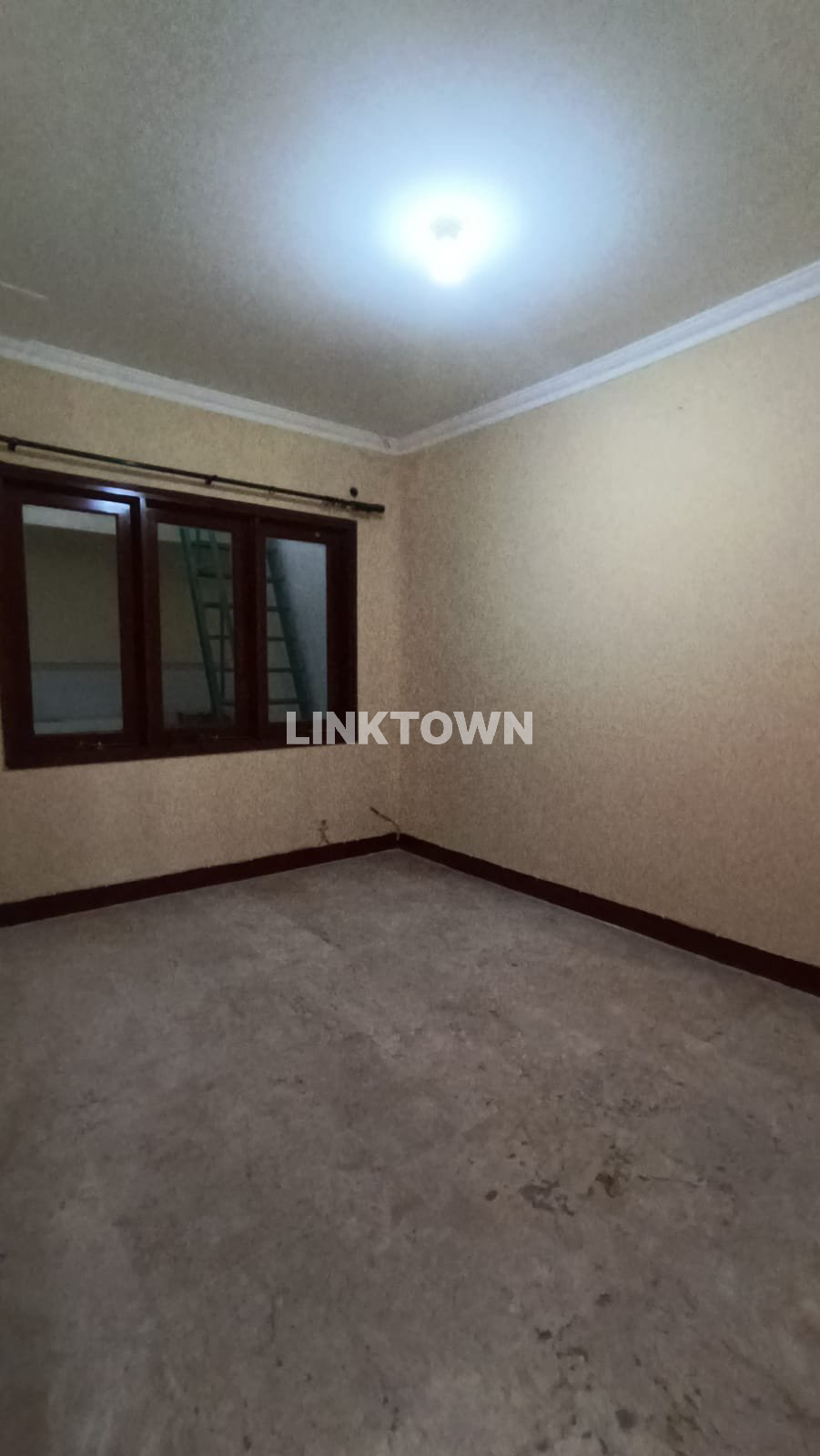 Disewakan Rumah Unfurnished di Taman Gaputra Surabaya Dekat Gwalk