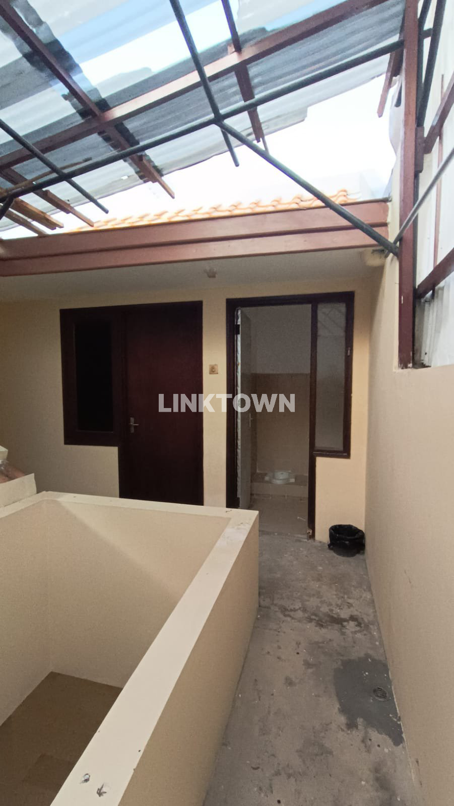 Disewakan Rumah Unfurnished di Taman Gaputra Surabaya Dekat Gwalk