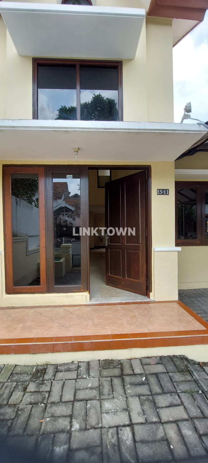 Disewakan Rumah Unfurnished di Taman Gaputra Surabaya Dekat Gwalk