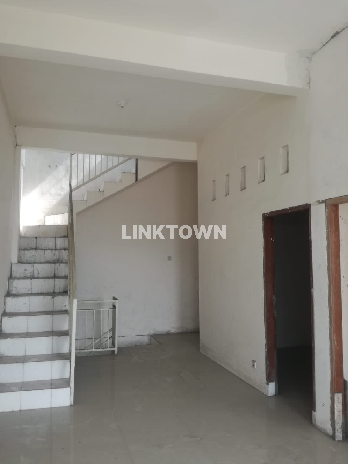 Nego Sampai Deal Lokasi Strategis Rumah 3 Lantai di Gersikan Surabaya