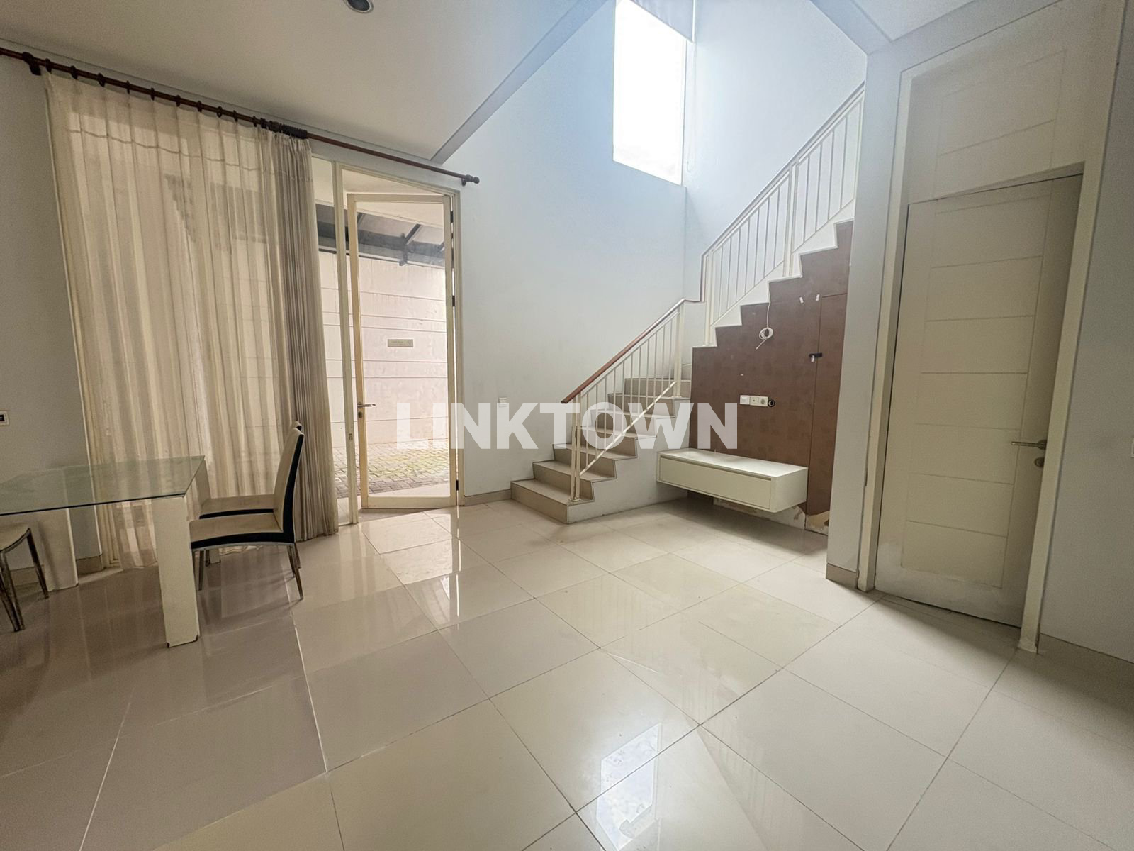 Rumah 2 Lantai di Kawasan Elite Pakuwon Indah The Mansion Surabaya