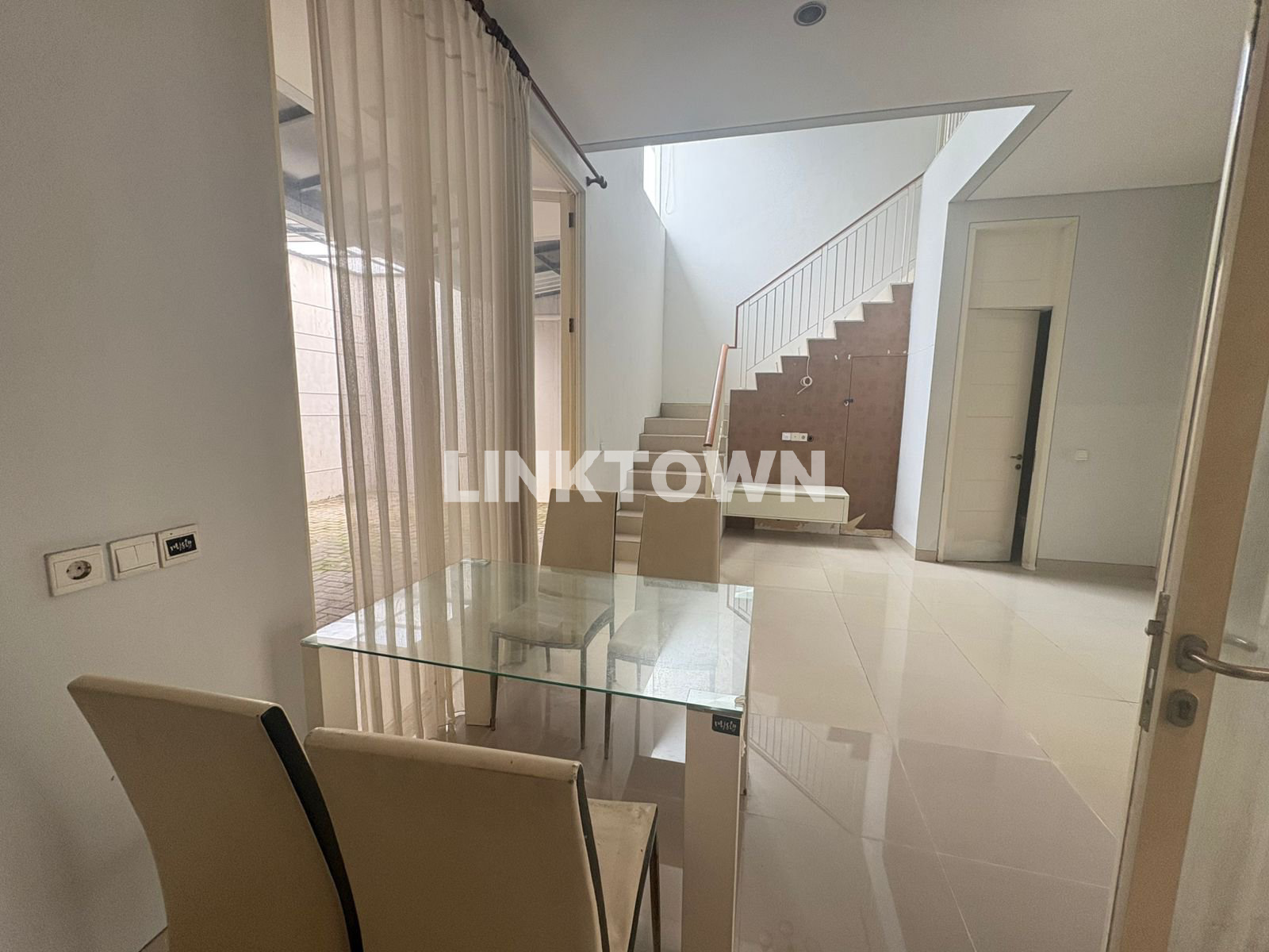 Rumah 2 Lantai di Kawasan Elite Pakuwon Indah The Mansion Surabaya