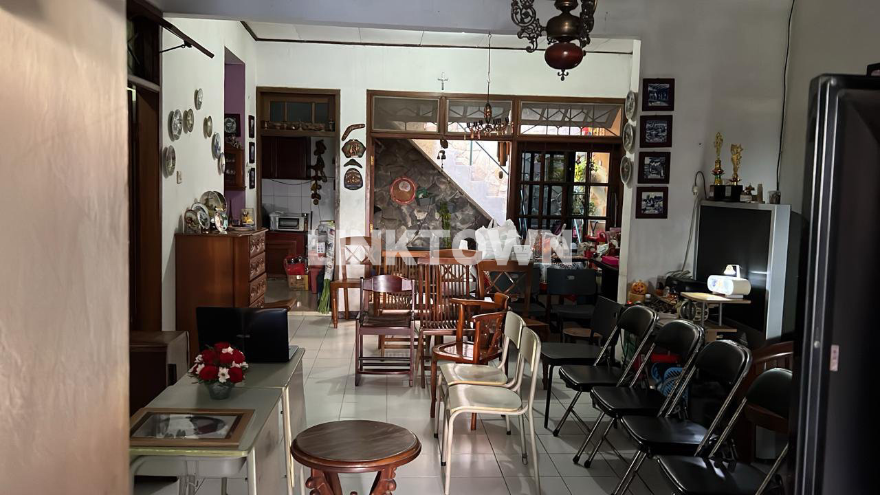 Rumah Murah Semifurnished Lokasi Strategis di Semolowaru