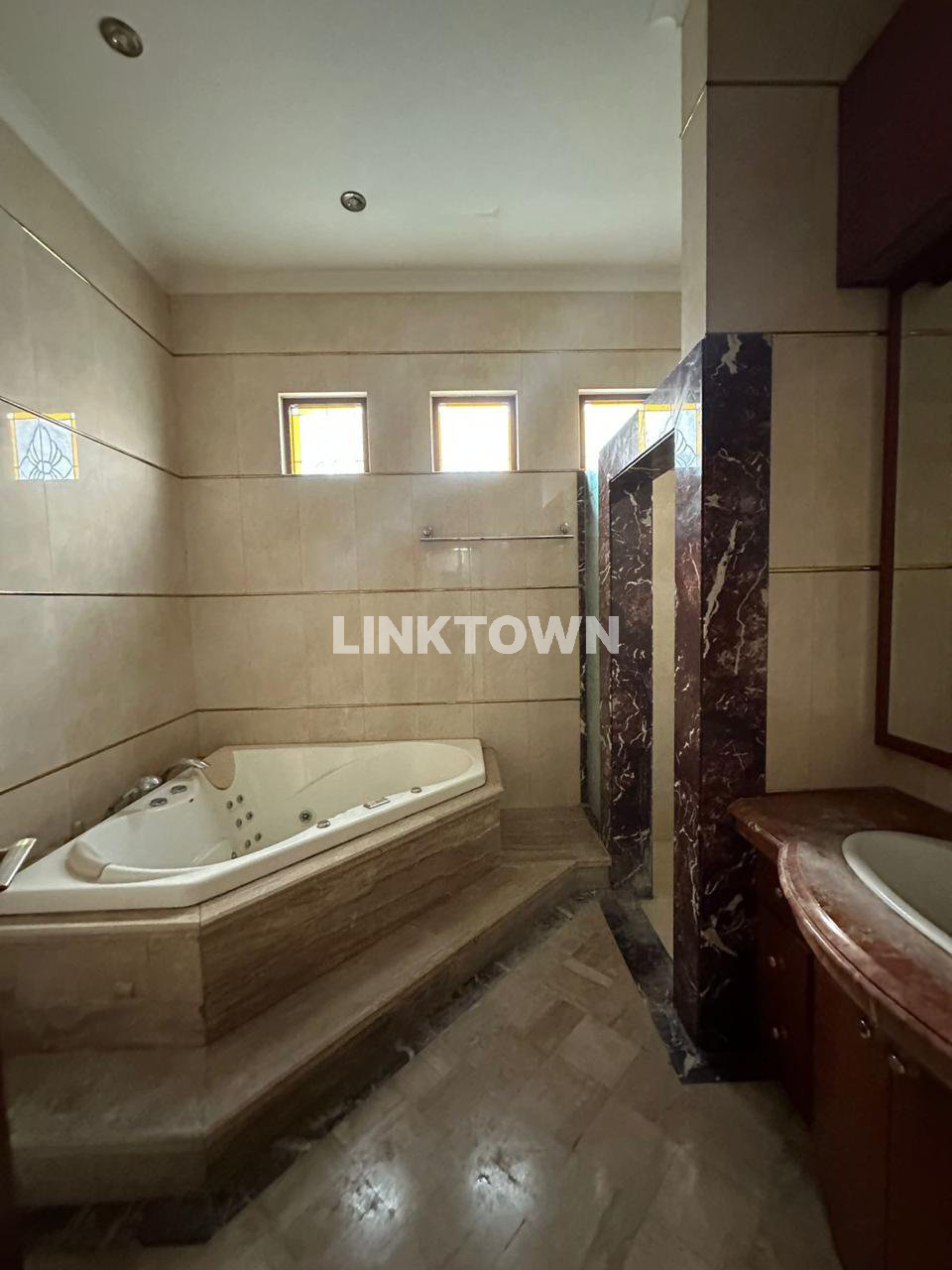 Disewakan Harga Nego Rumah di Kawasan Elite Graha Famili Surabaya Barat