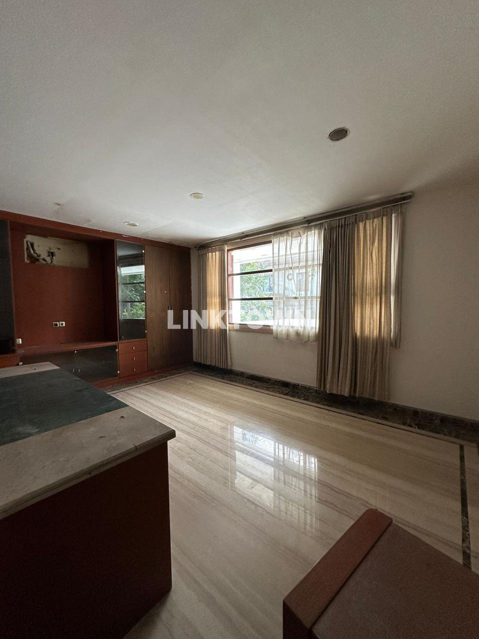 Disewakan Harga Nego Rumah di Kawasan Elite Graha Famili Surabaya Barat