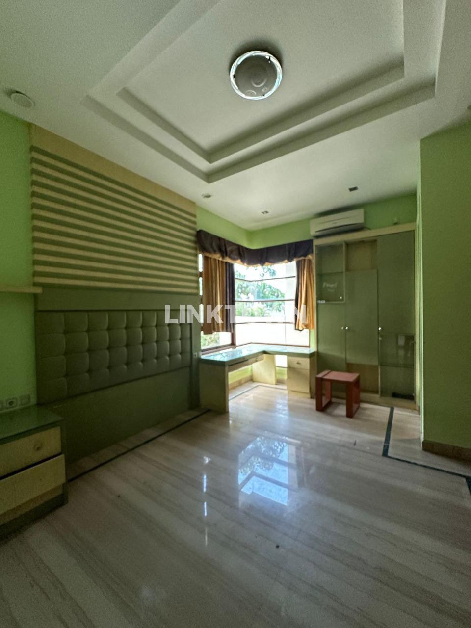 Disewakan Harga Nego Rumah di Kawasan Elite Graha Famili Surabaya Barat
