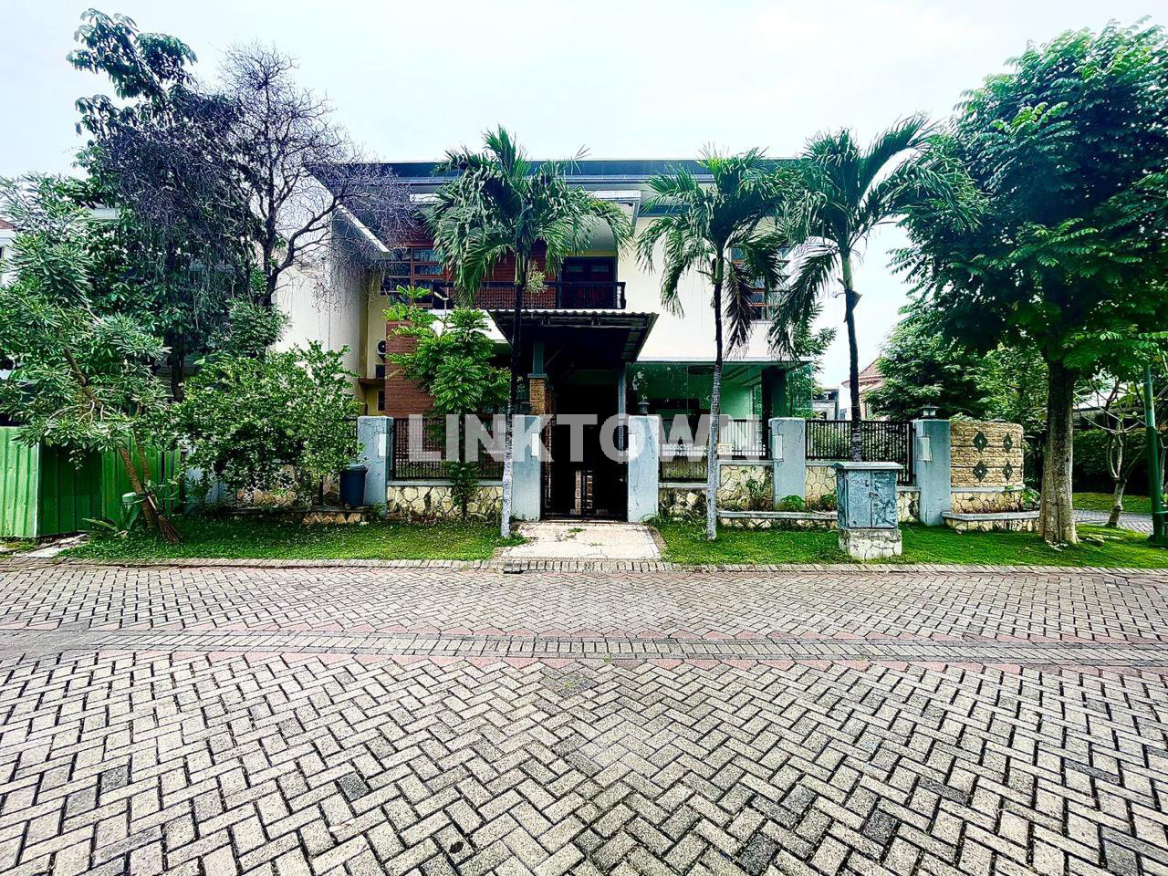 Disewakan Harga Nego Rumah di Kawasan Elite Graha Famili Surabaya Barat