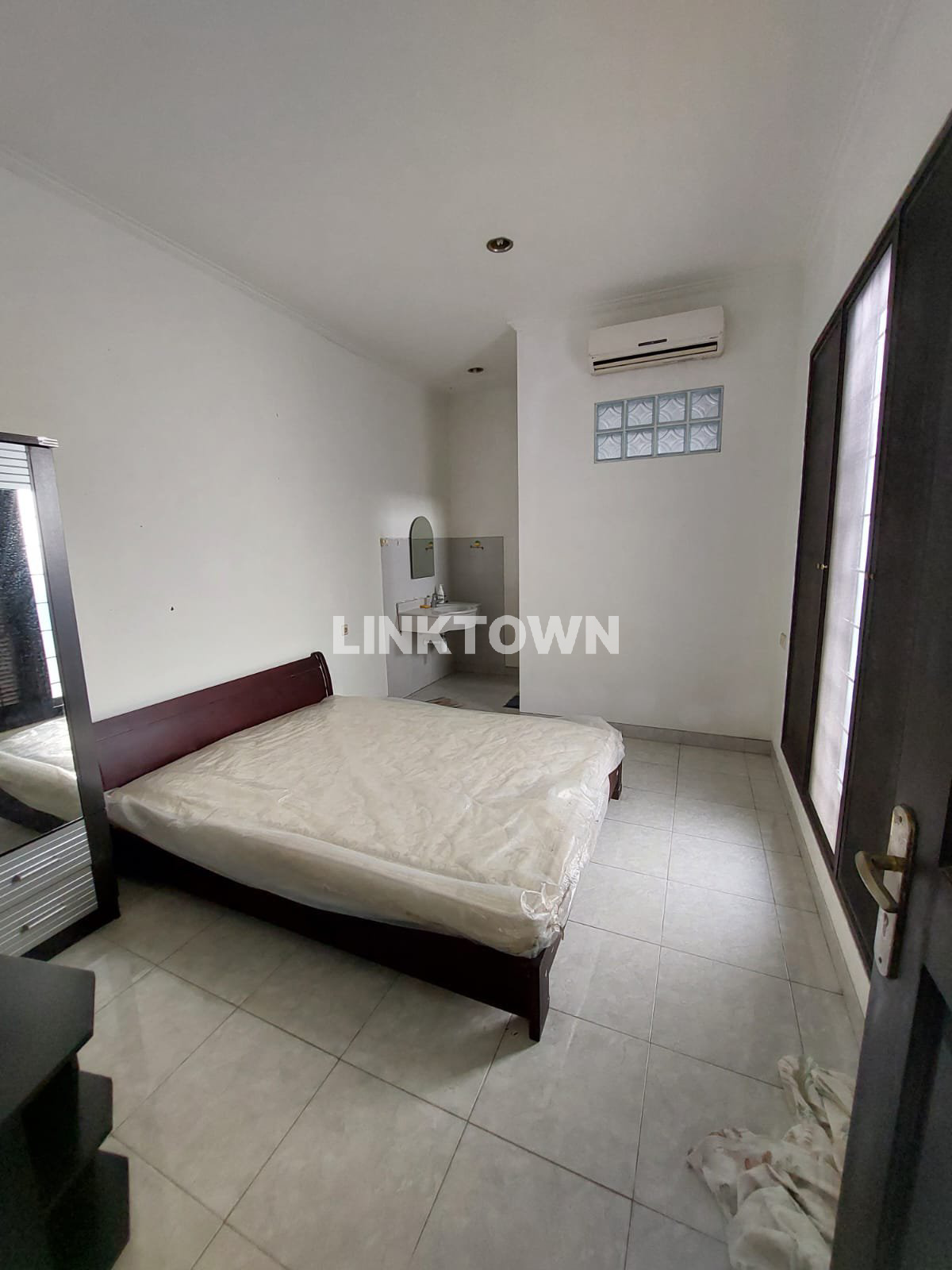 Under Market Rumah Cantik 2 Lantai di Vila Valensia Surabaya Barat