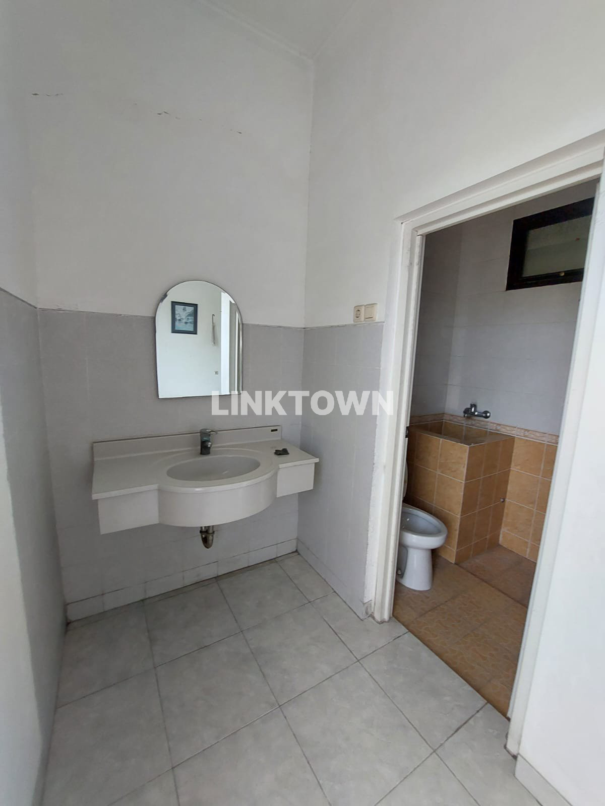 Under Market Rumah Cantik 2 Lantai di Vila Valensia Surabaya Barat