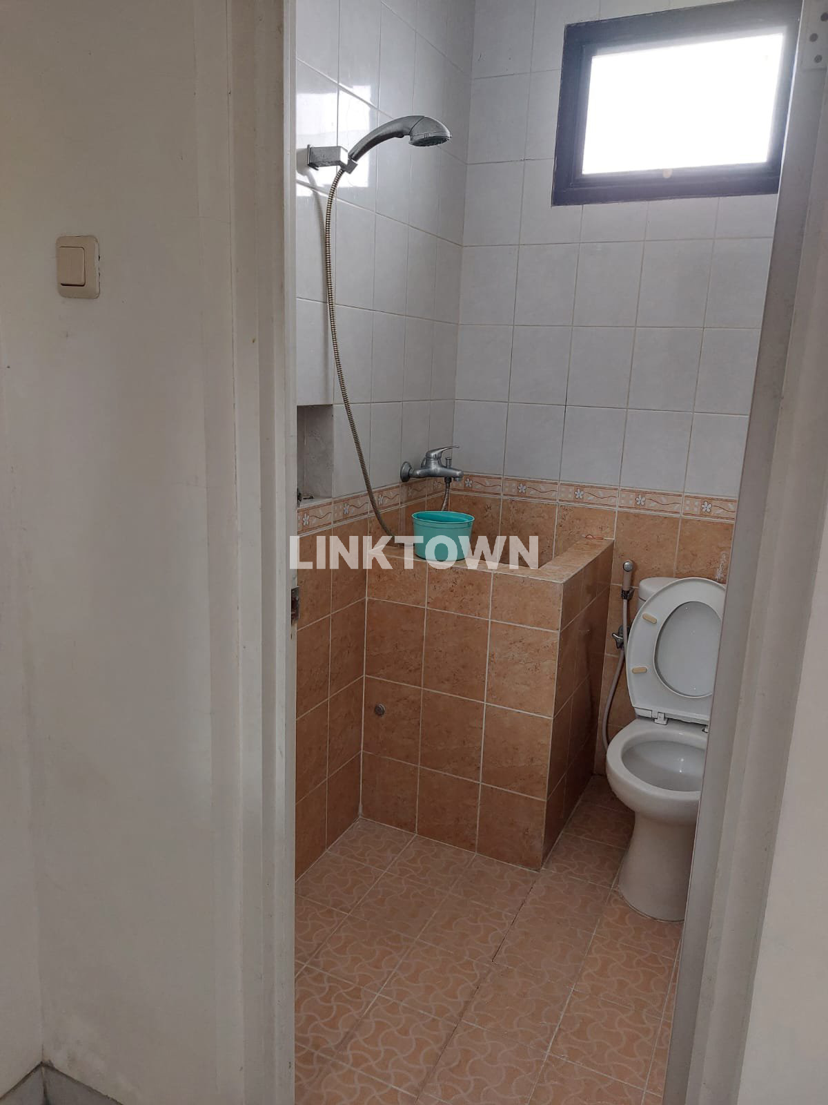 Under Market Rumah Cantik 2 Lantai di Vila Valensia Surabaya Barat