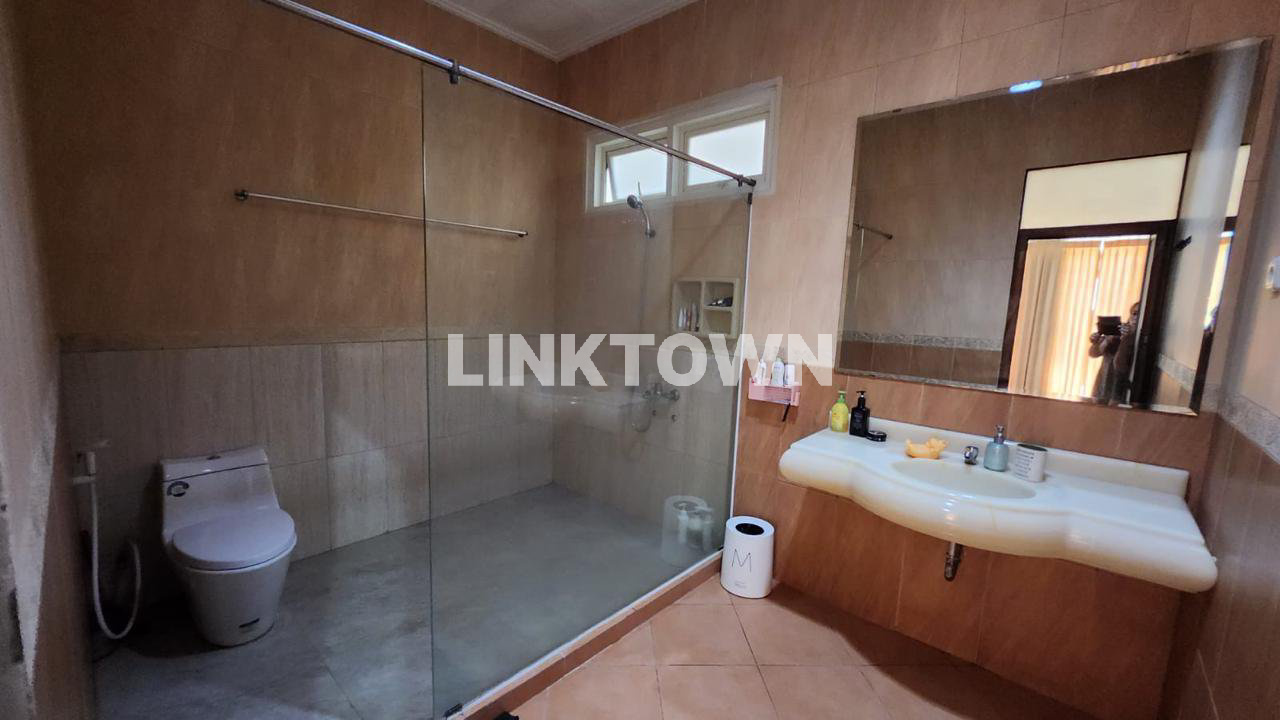 Rumah 2,5 Lantai Full Furnish Kawasan Elite Surabaya Barat di Pakuwon Indah