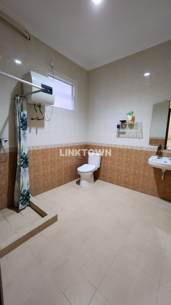 Rumah 2,5 Lantai Full Furnish Kawasan Elite Surabaya Barat di Pakuwon Indah