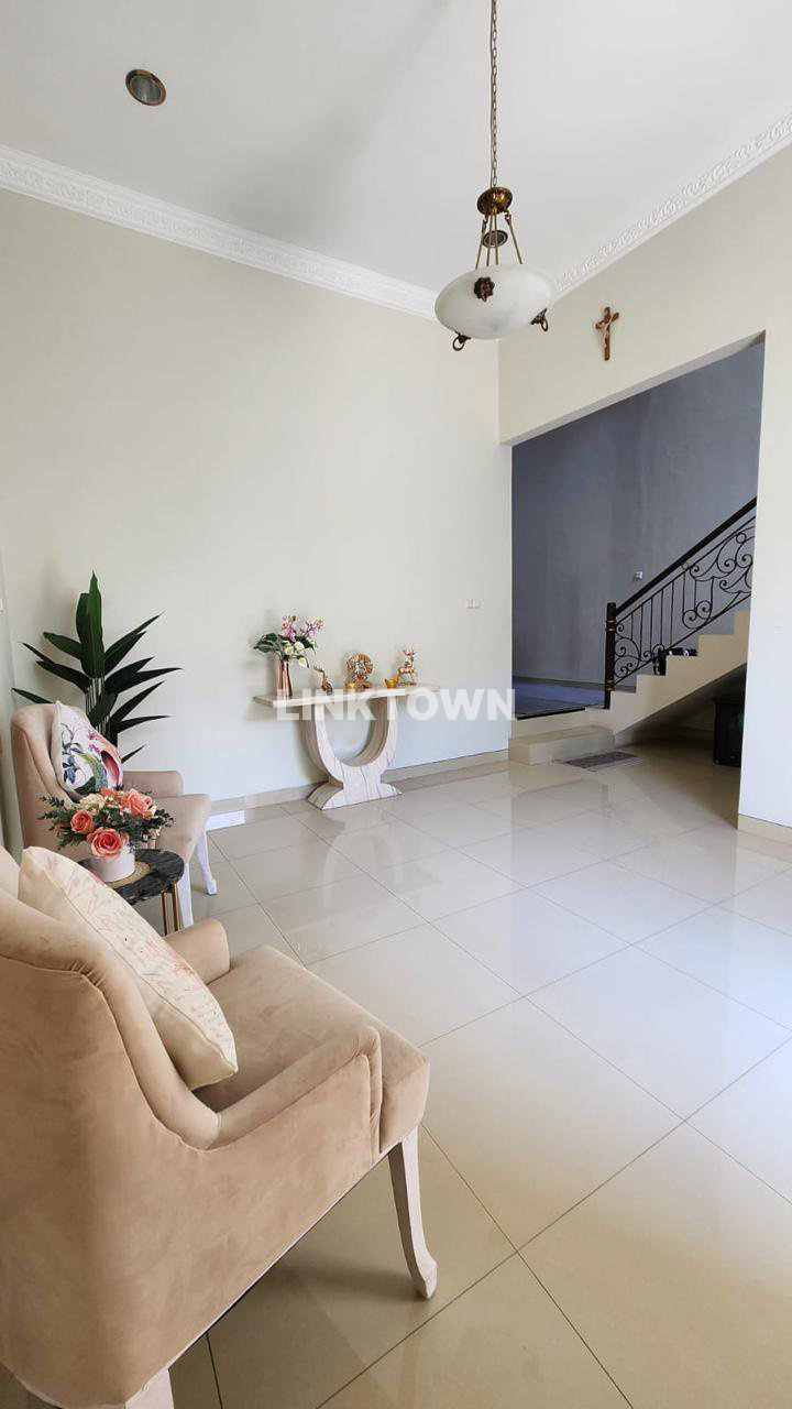 Rumah 2,5 Lantai Full Furnish Kawasan Elite Surabaya Barat di Pakuwon Indah