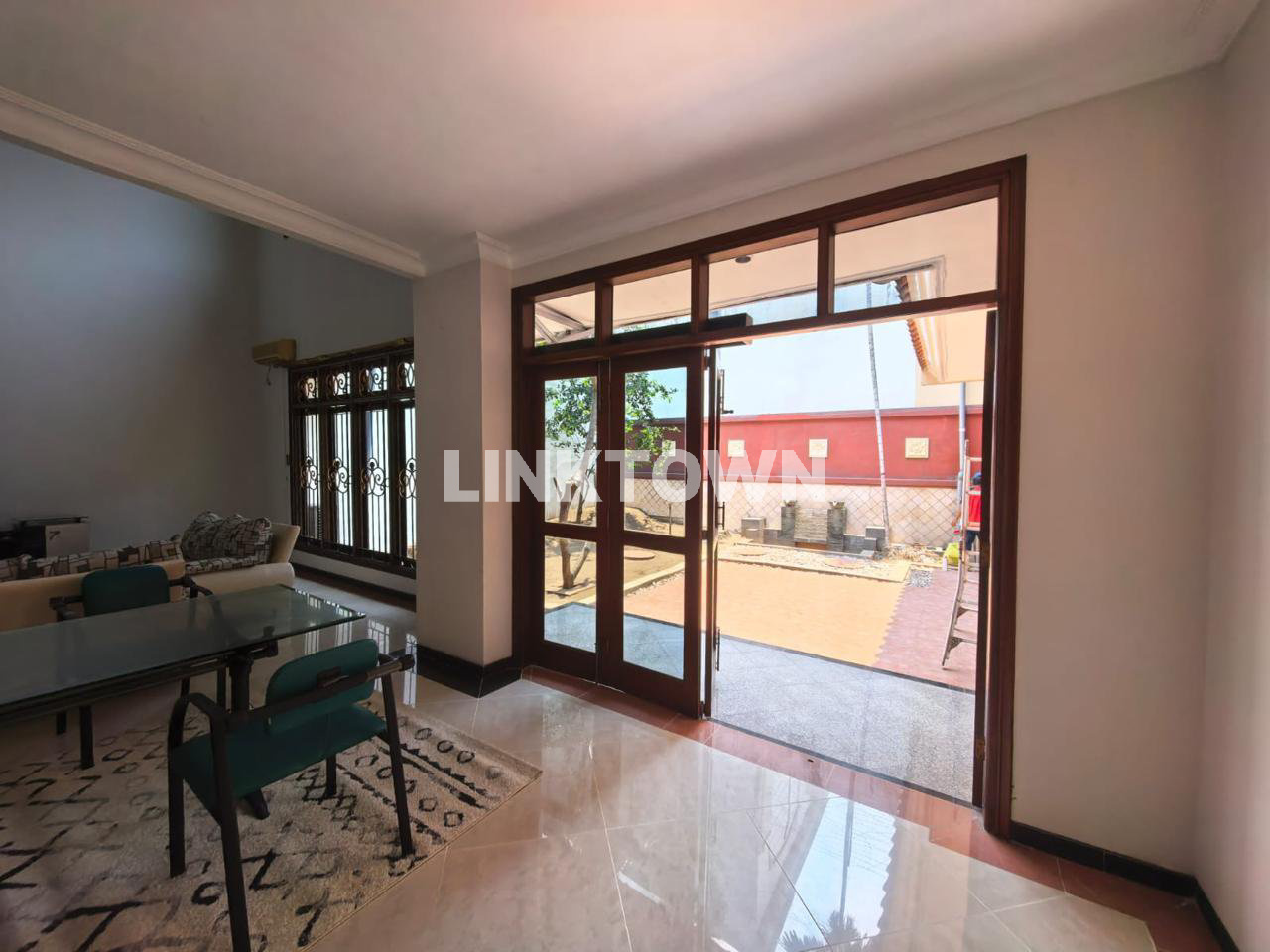 Rumah Semifurnished Sangat Strategis di Vila Bukit Mas Surabaya Barat