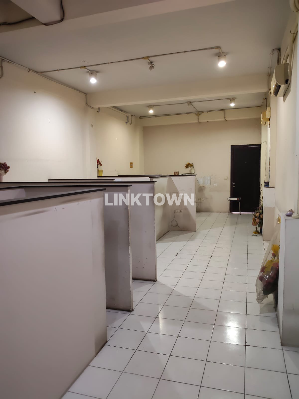Disewakan Nego Sampai Deal Ruko 3 Lantai Cocok untuk Kantor, Bank, Bimbel di Ruko Chofa Surabaya Barat
