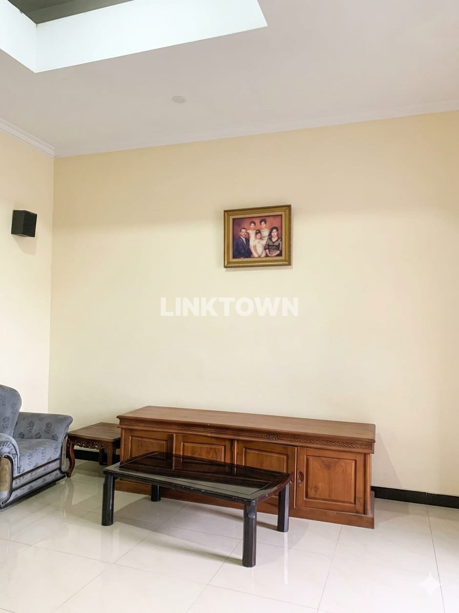 Rumah 2,5 Lantai Nego di Ketintang Dekat Unesa dan Royal Plaza