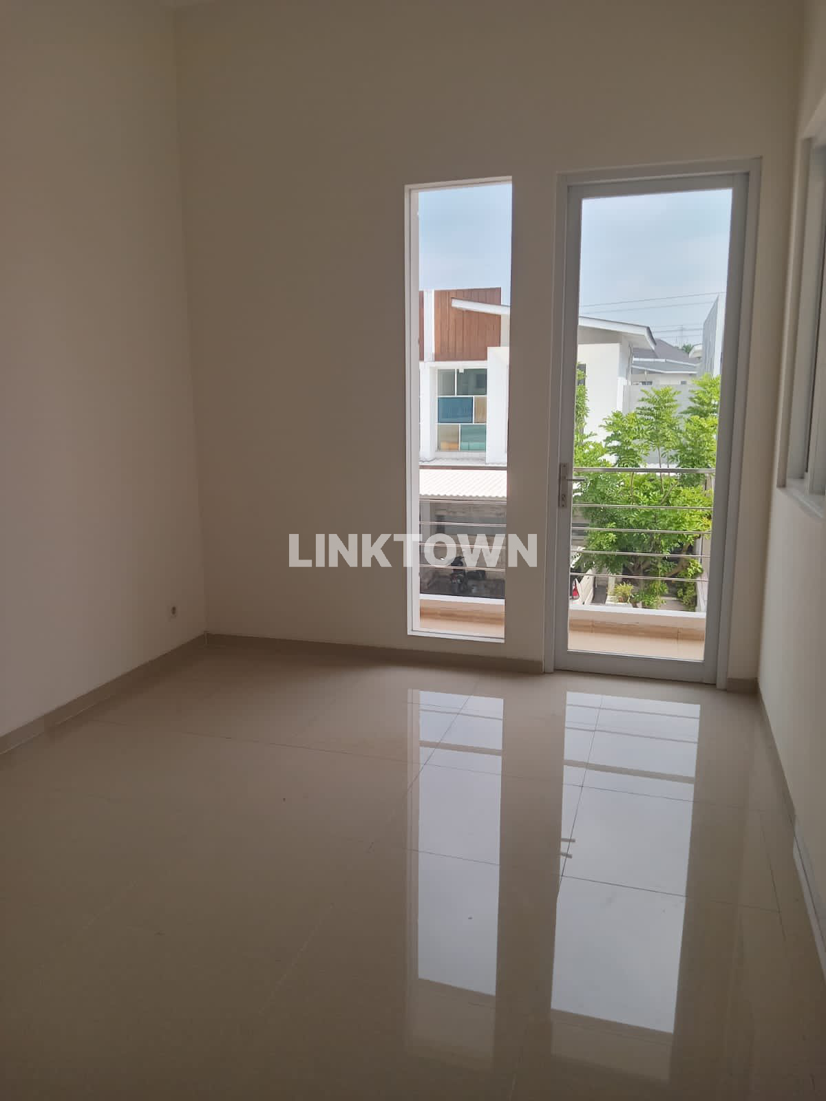 Rumah Baru Gress Harga Nego di Royal Residence Surabaya Barat