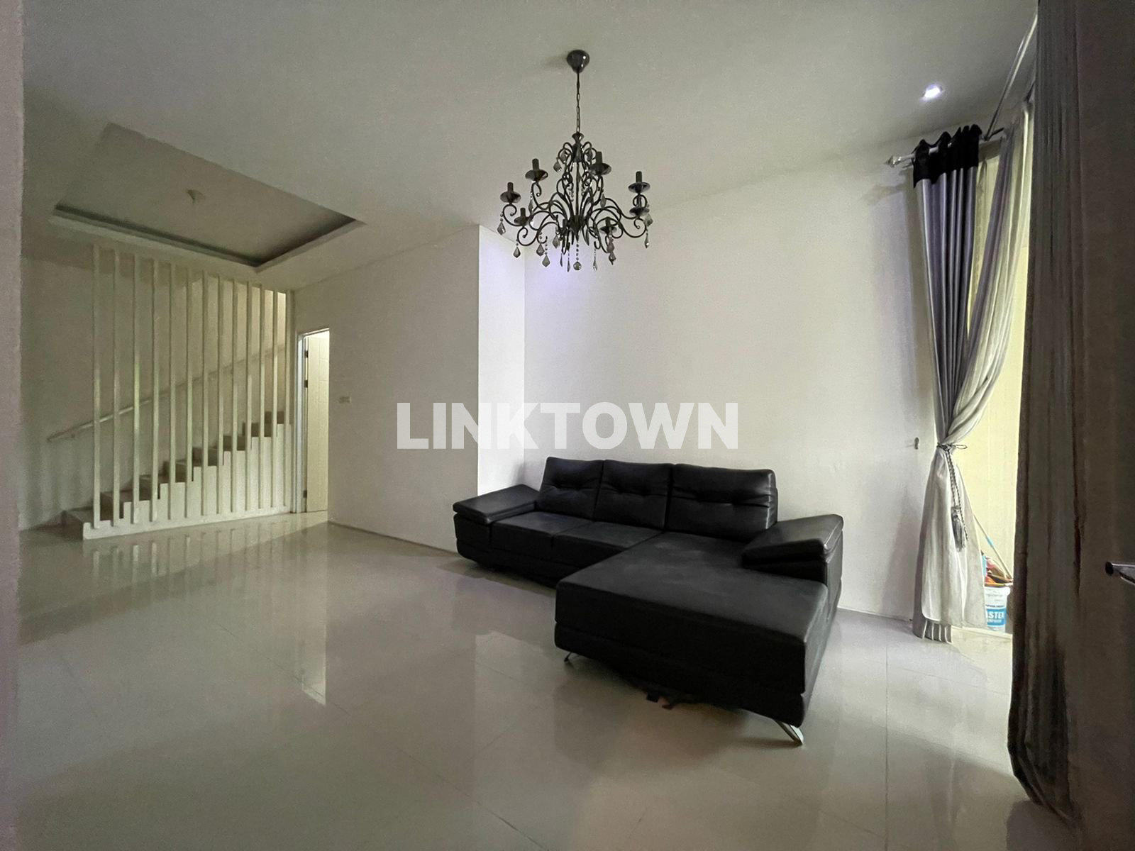 Disewakan Nego Rumah 2 Lantai Siap Huni di Royal Residence