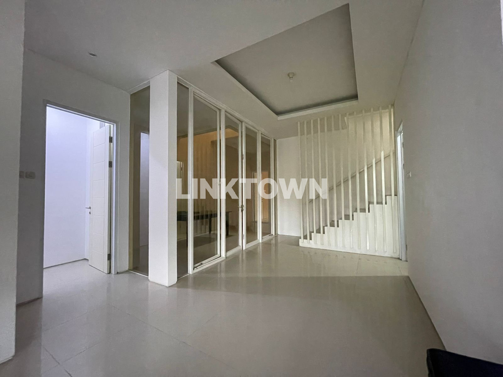 Disewakan Nego Rumah 2 Lantai Siap Huni di Royal Residence